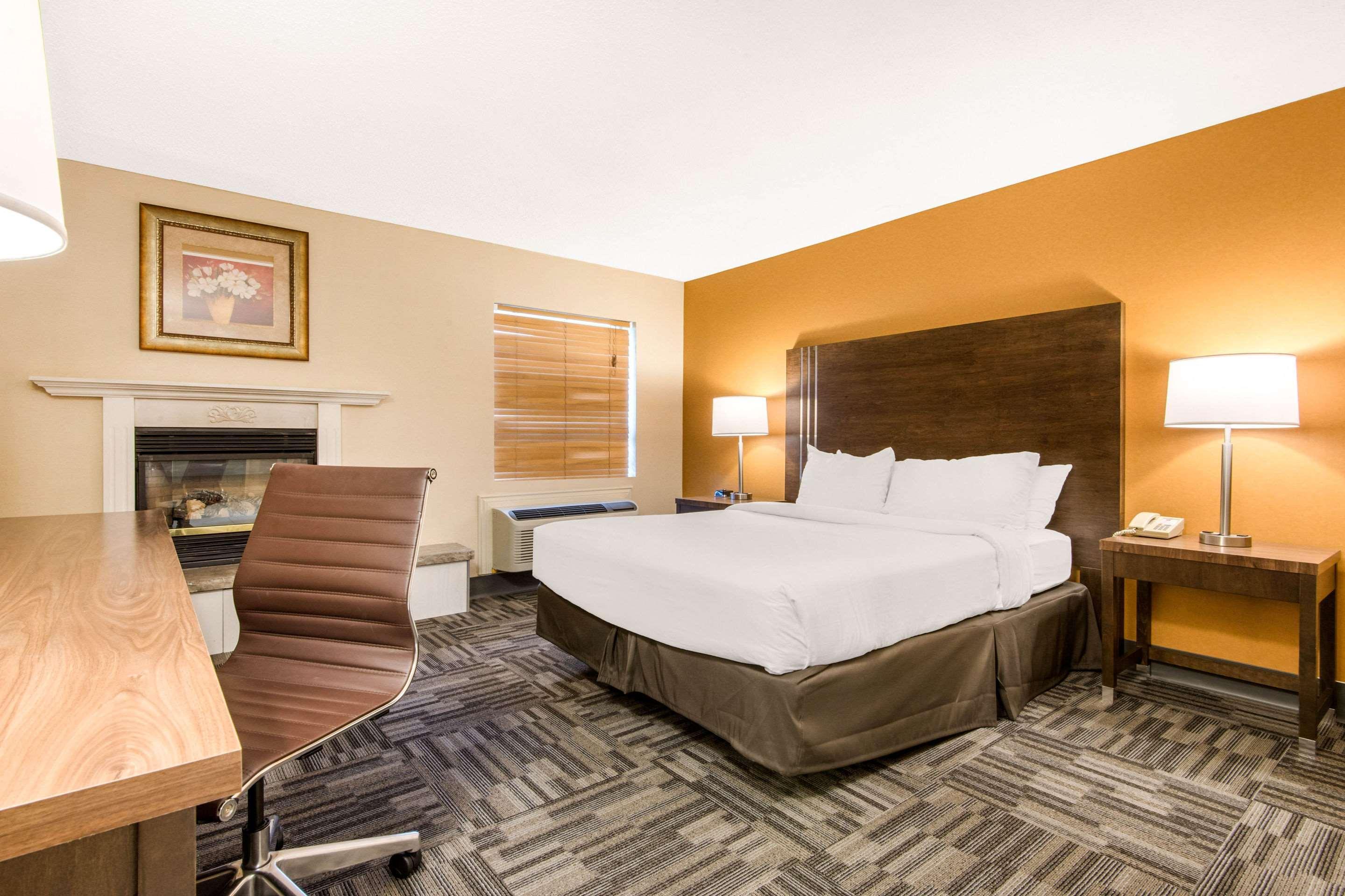 Quality Inn & Conference Centre Orillia Exterior foto